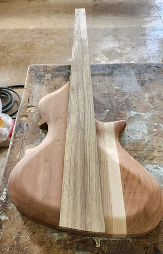 בנית גיטרה בס בהתאמה אישית