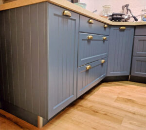 מטבח עם חזיתות חרוטות