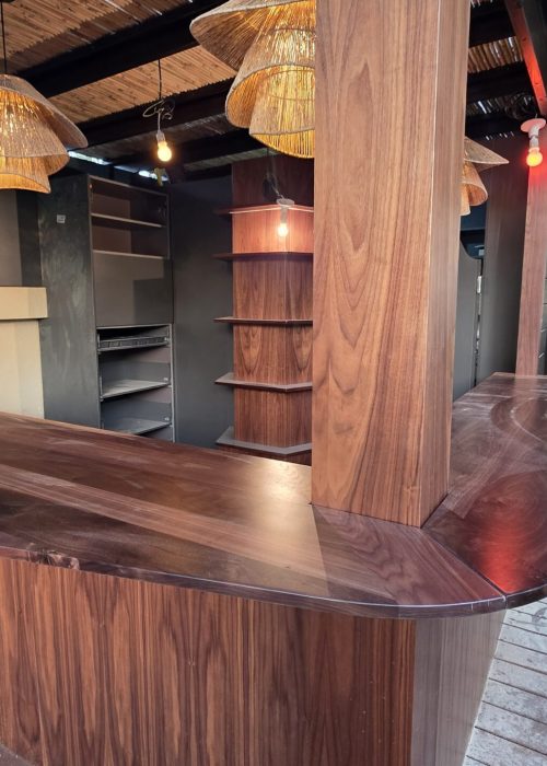 חיפוי בר קדמי ומשטחי עץ מלא לבר