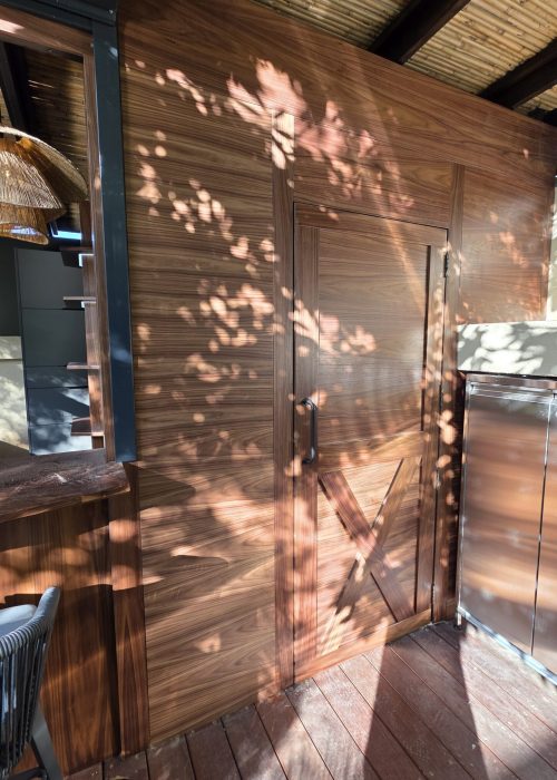 דלת אסם - כניסה לבר